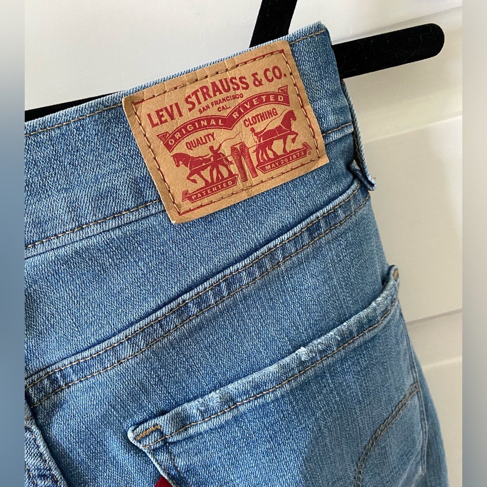 LEVI’s High Rise Straight Jeans size 27
